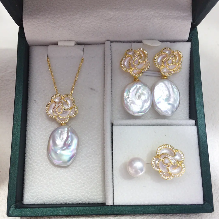 Gold plated flower necklace