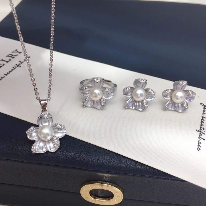 Gold plated flower necklace